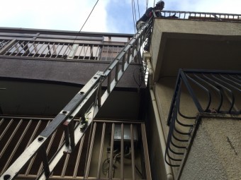 屋根に上る職人