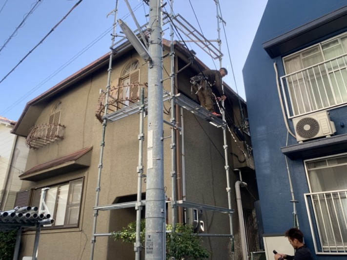 屋根工事で棟板金の吹き飛び 足場架設