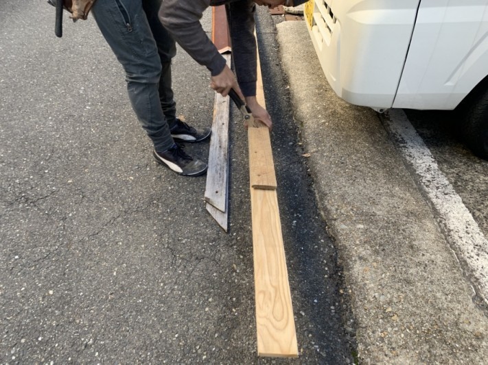 屋根工事前の棟板金の吹き飛び 新しい下地をカットします。