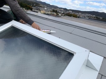 神戸市北区 トップライト(天窓)の雨漏り修繕工事 マスキングテープをはがしコーキングを仕上げます。