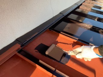 錆びた板金屋根を塗装します。 上塗り1回目