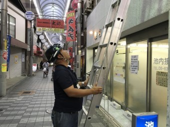 梯子の準備中の杉本社長