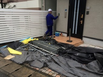 足場の解体 メッシュシートでお客様宅の玄関先の養生