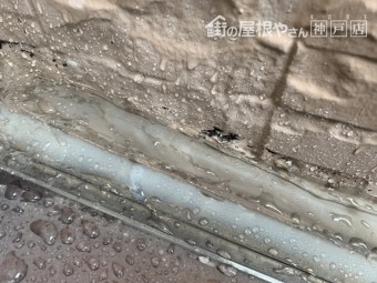 神戸市北区テラスからの雨漏り 壁際のシール材の切れ目