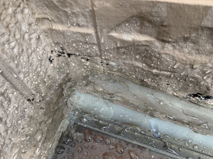 神戸市北区テラスからの雨漏り 壁際のシール材の切れ目