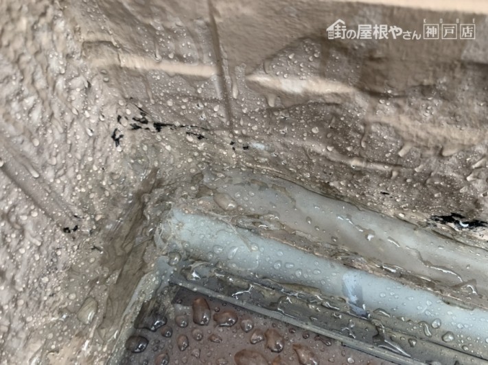 神戸市北区テラスからの雨漏り 壁際のシール材の切れ目