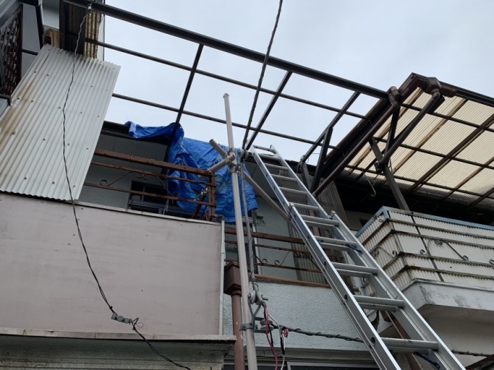 屋根葺き直し前の調査で梯子の架設