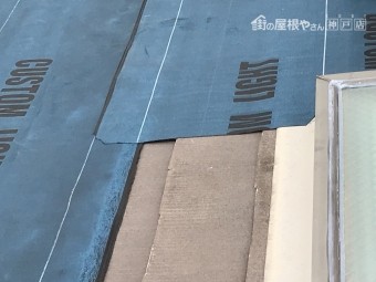 防水シートは重ね代を10cm取って施工していきます。