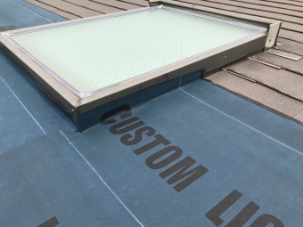トップライト廻りは防水シートを立ち上げて貼り付けます。