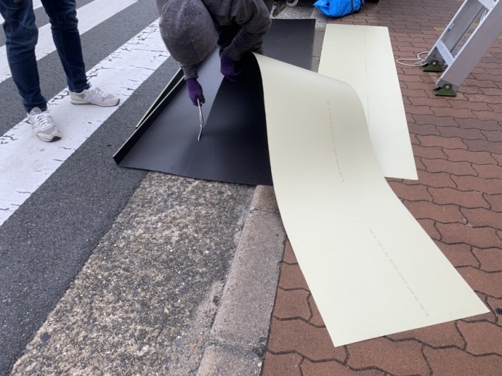 ガルバリウム鋼板加工中