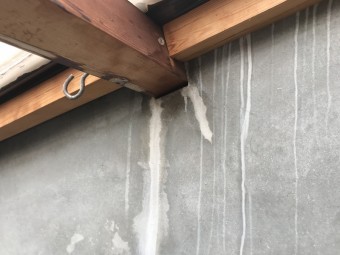 波板屋根の内部