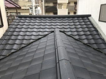 屋上の隣には最近葺き替えたルーガの屋根