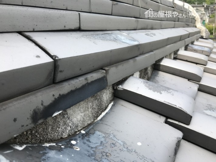 棟瓦と地瓦の間の面戸の漆喰の詰めすぎ