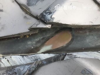 谷板金の傷み、穴が開きそうな状態です。