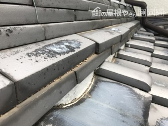 棟瓦のズレから棟内部に水が入り、棟下地の土を押し出している跡