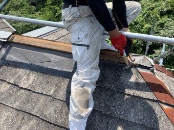 屋根補修工事で既存の棟部を解体いたします、