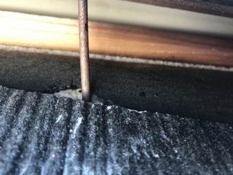 下地の貫板ごと風により持ち上げられています。
