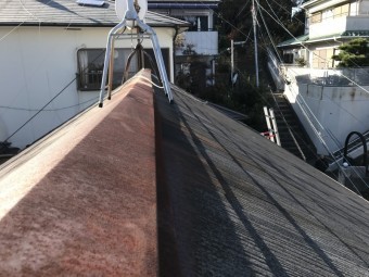 錆びた棟板金の様子