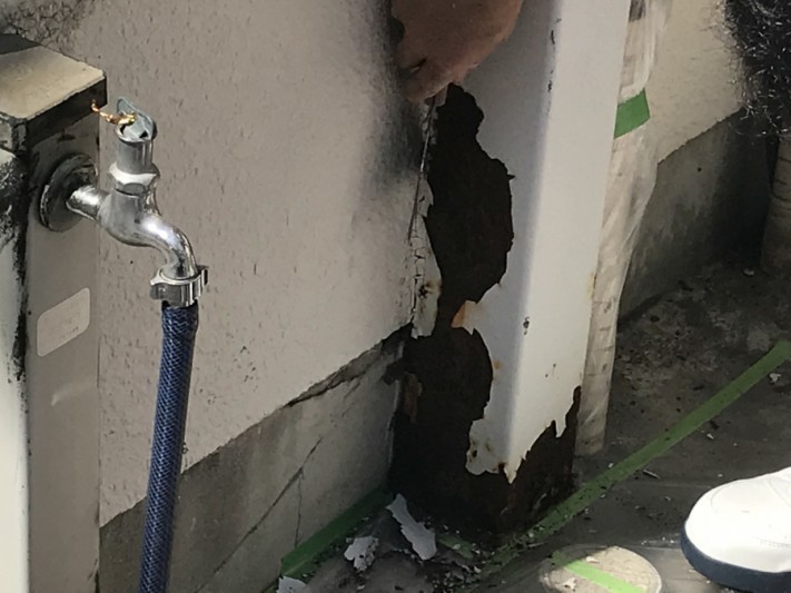 浮いた塗膜とサビを落としていきます。
