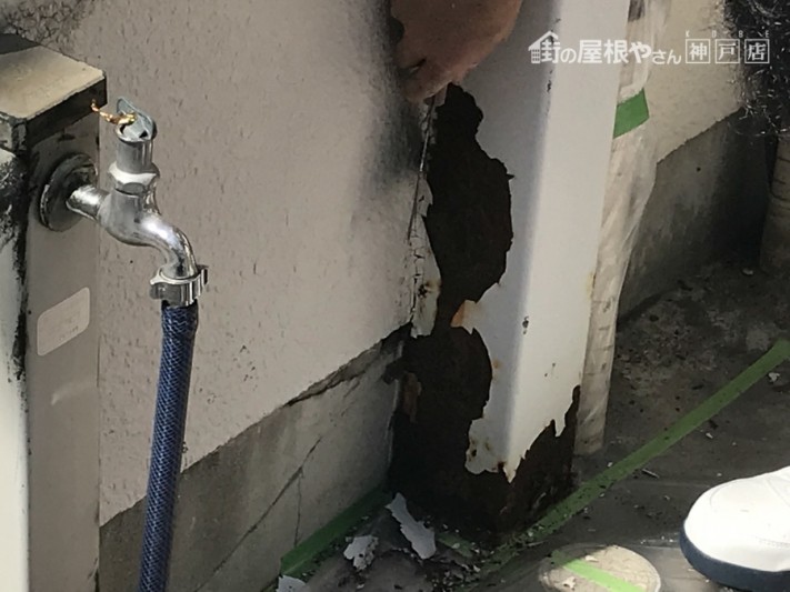 浮いた塗膜とサビを落としていきます。