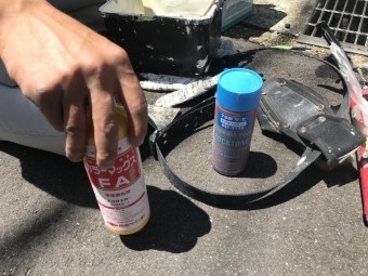 上塗り材を現状の色に合わせて調色します。