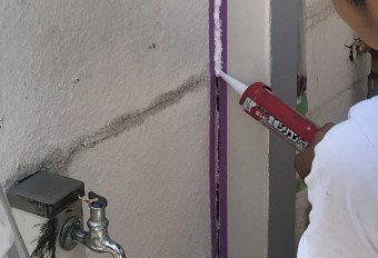 鉄柱・擁壁の取り合い部コーキング