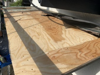新しく屋根の野地板を組み直します。