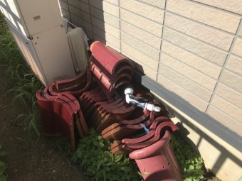 飛散した瓦