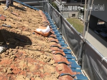 軒先の瓦は、土の落ち止めの為に最後に捲ります。