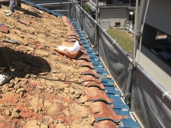軒先の瓦は、土の落ち止めの為に最後に捲ります。