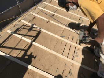 ガルバリウム屋根に葺き替え 通気胴縁取付