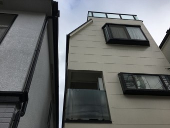 鉄骨3階建て