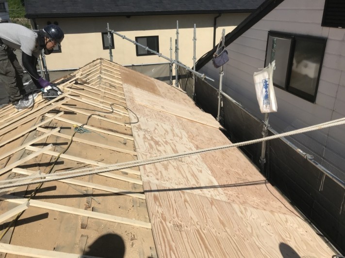 新しい屋根下地、構造用合板12㎜を胴縁に留めつけていきます。