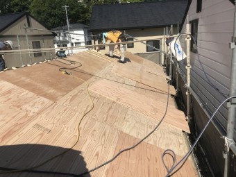 ガルバリウム屋根を固定するための下地完成