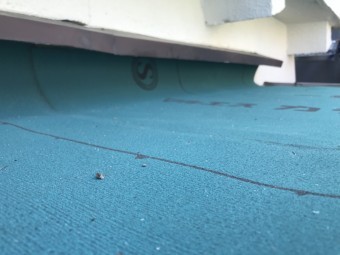 壁際はルーフィングを立ち上げて施工します。