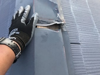 板金が完全に変形しています。