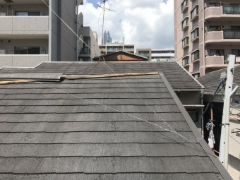 棟包みの下地ごと捲れている状態
