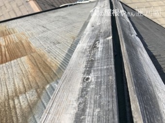 貫板の劣化具合から見て捲れてからかなりの時間が経過しています。