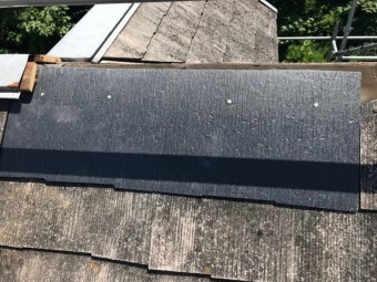 屋根補修工事に新しい屋根材を取り付けます。