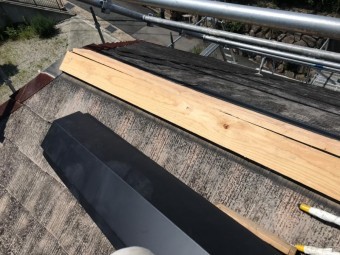 屋根補修工事に下地貫板を取り付けます。