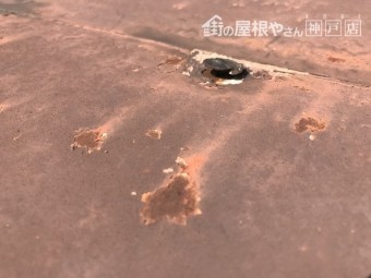 釘の浮き下地の腐食により釘が効かなくなっています。