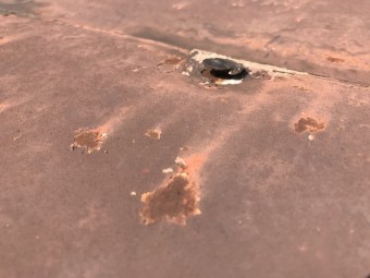 釘の浮き下地の腐食により釘が効かなくなっています。