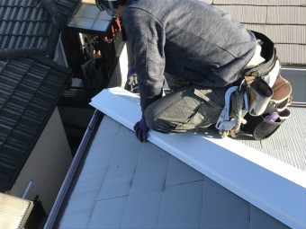 新しい棟板金を合わせて剣先の板金を作るために板金を当てます。