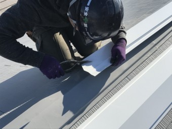 職人が現場で板金を加工し剣先を作成します。