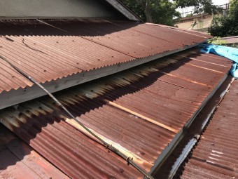入母屋部分は3段のトタン波板葺きになっています。