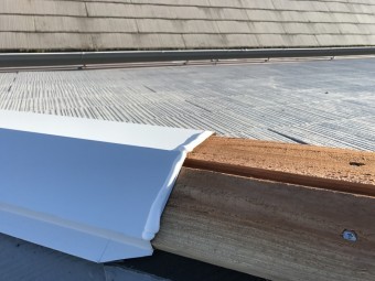 板金のジョイント部はコーキングを捨て打ちし、水の回り込みを防ぎます。