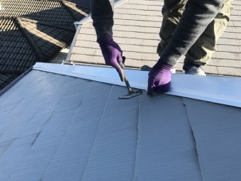 棟板金は横から下地の貫板に留めつけます。