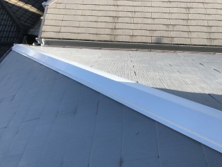 棟の下地を交換して棟包み板金を修繕いたしました。
