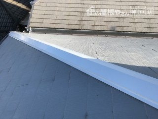 棟の下地を交換して棟包み板金を修繕いたしました。