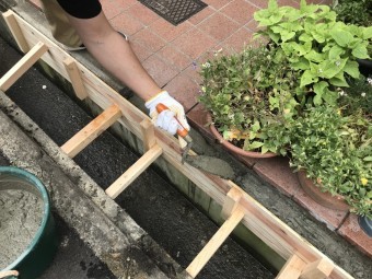 型枠にモルタルを流します。